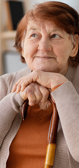 Une femme âgée avec une canne de marche