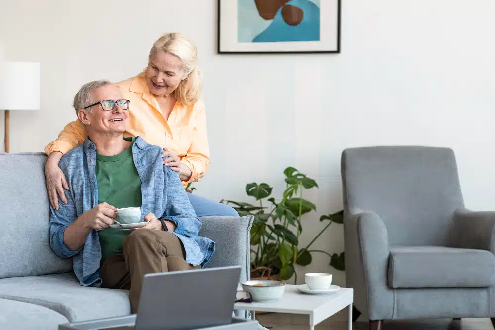 Un couple heureux dans leur maison