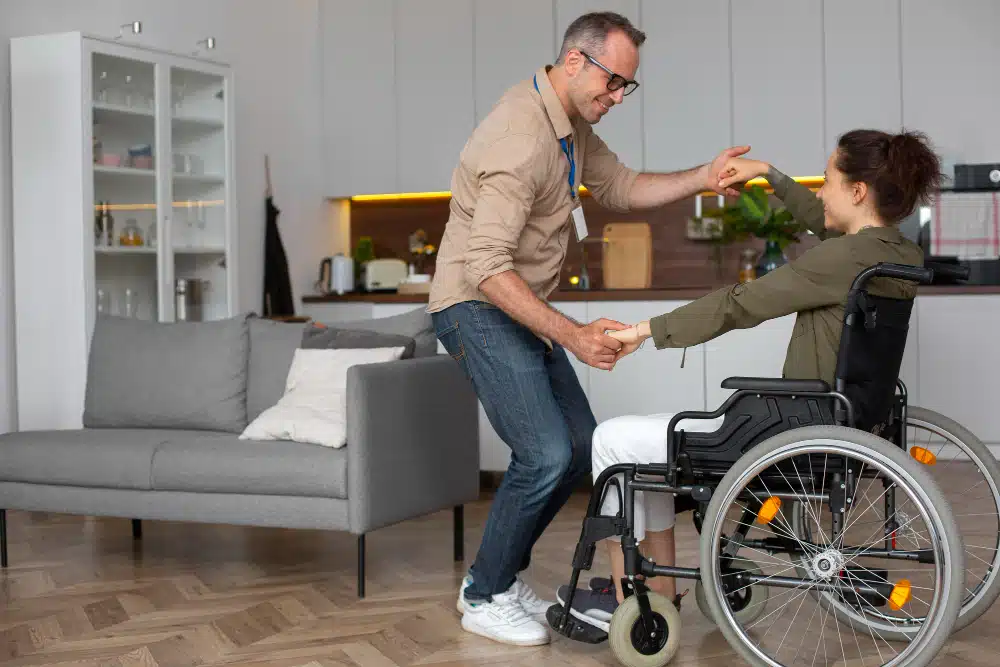 Un couple heureux dansant dans leur maison