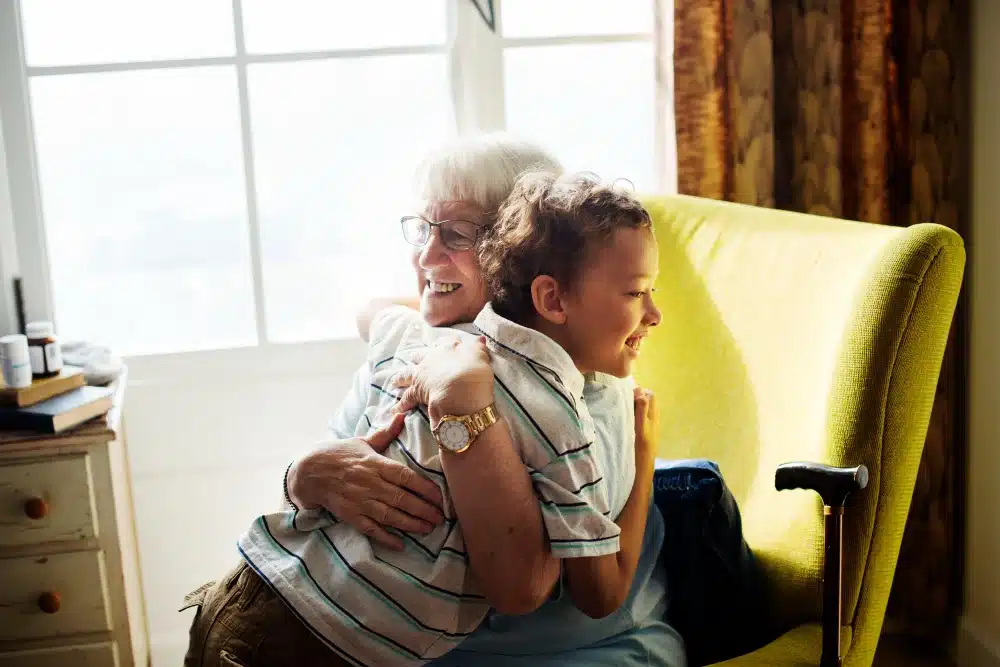 Une grand-mère avec son petit fils