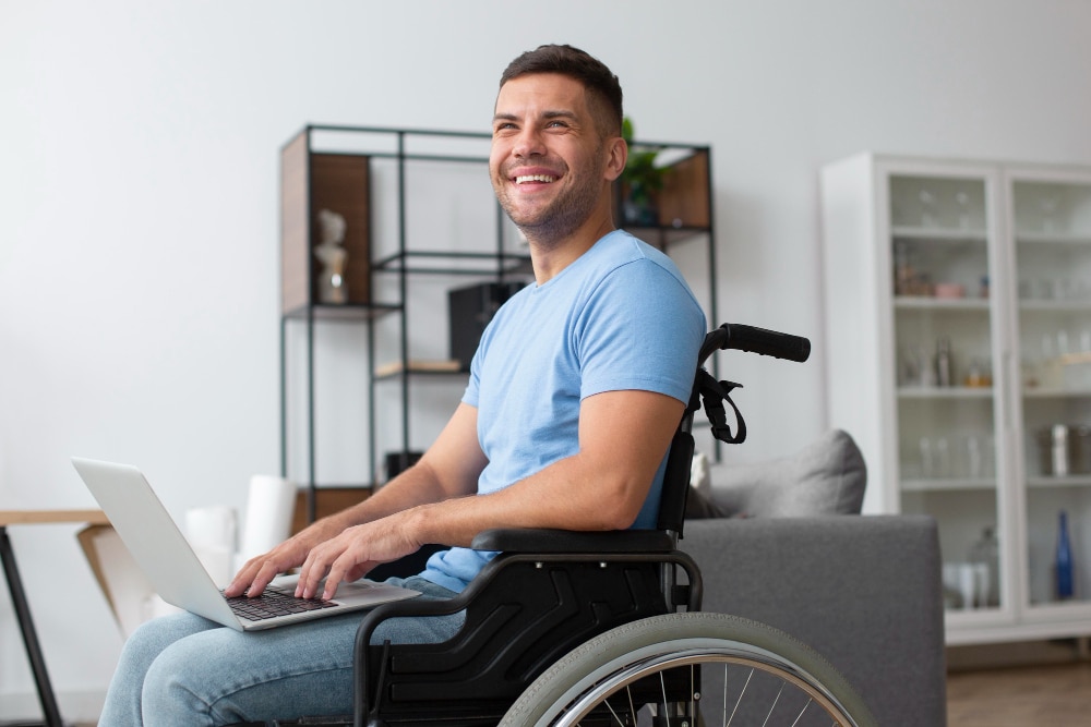 Un homme qui fait des démarches sur un ordinateur