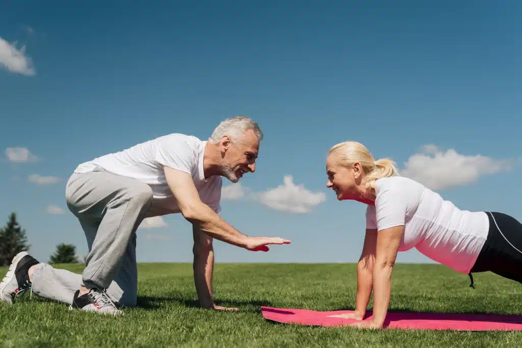 Personnes âgées à la retraite faisant du Yoga